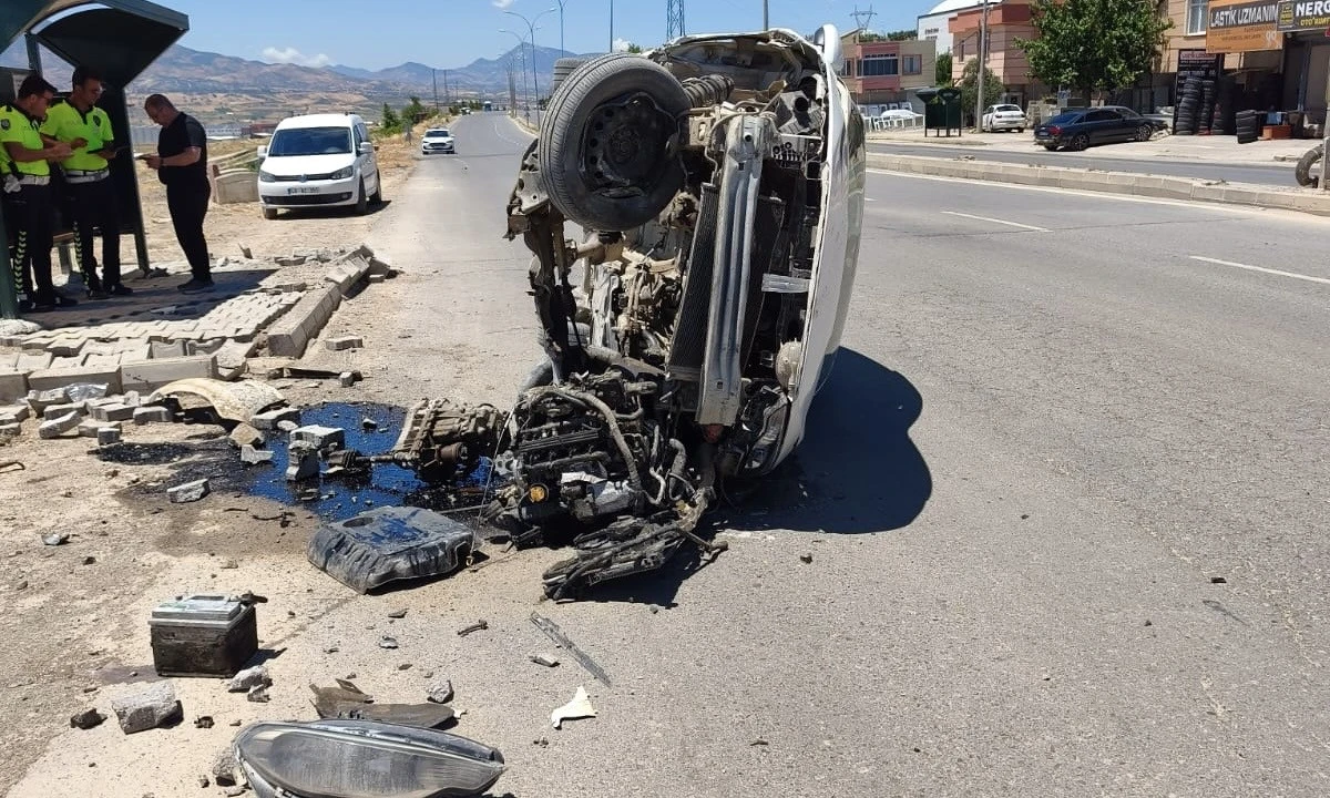 Kaldırıma &Ccedil;arpan Otomobil Yan Yattı: Sıkışan S&uuml;r&uuml;c&uuml;y&uuml; İtfaiye Kurtardı