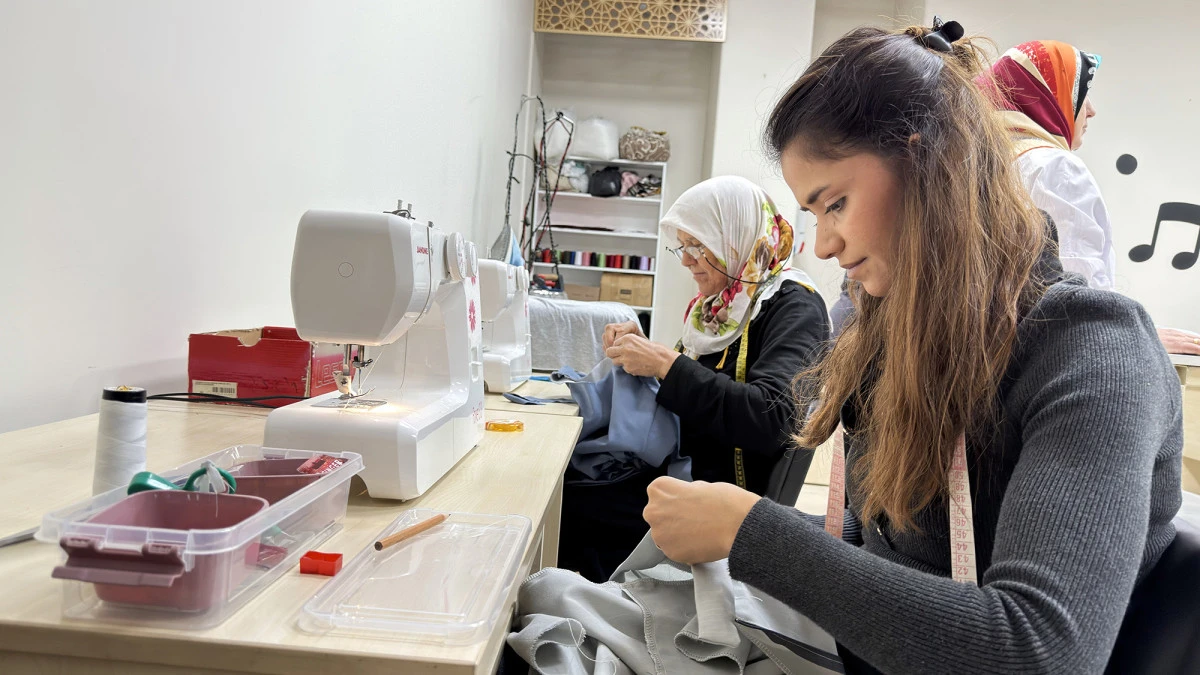 KAMEK’in Giyim Atölyesinde Kadın Eliyle Üretim ve Dönüşüm