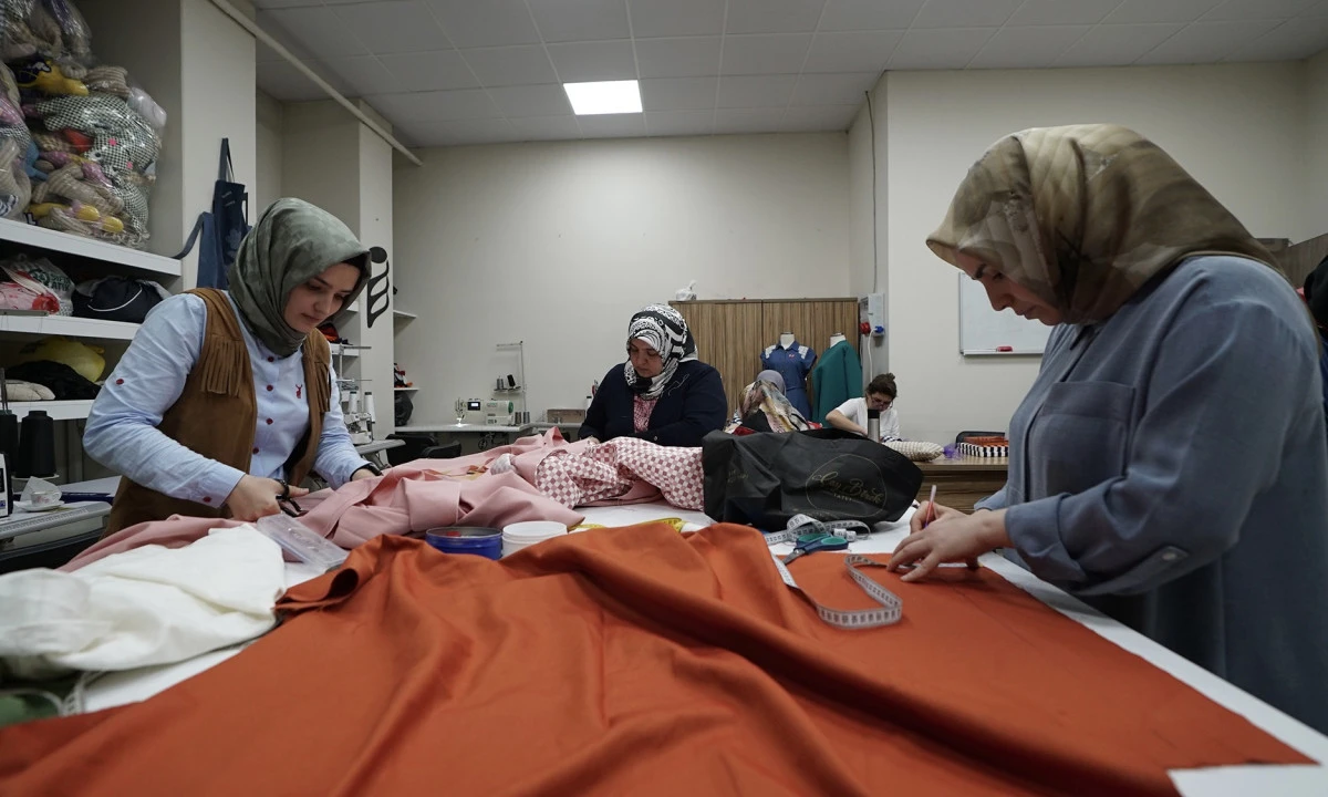 KAMEK&rsquo;te Kadınlar Hem &Ouml;ğreniyor Hem &Uuml;retiyor