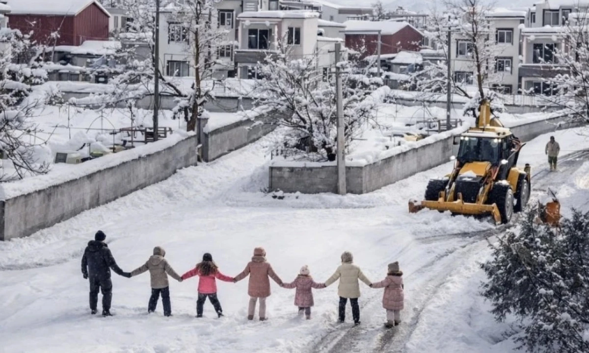 Kar Oyununa N&ouml;bet: &Ccedil;ocuklardan Kar Temizleme Aracına Tatlı Direniş