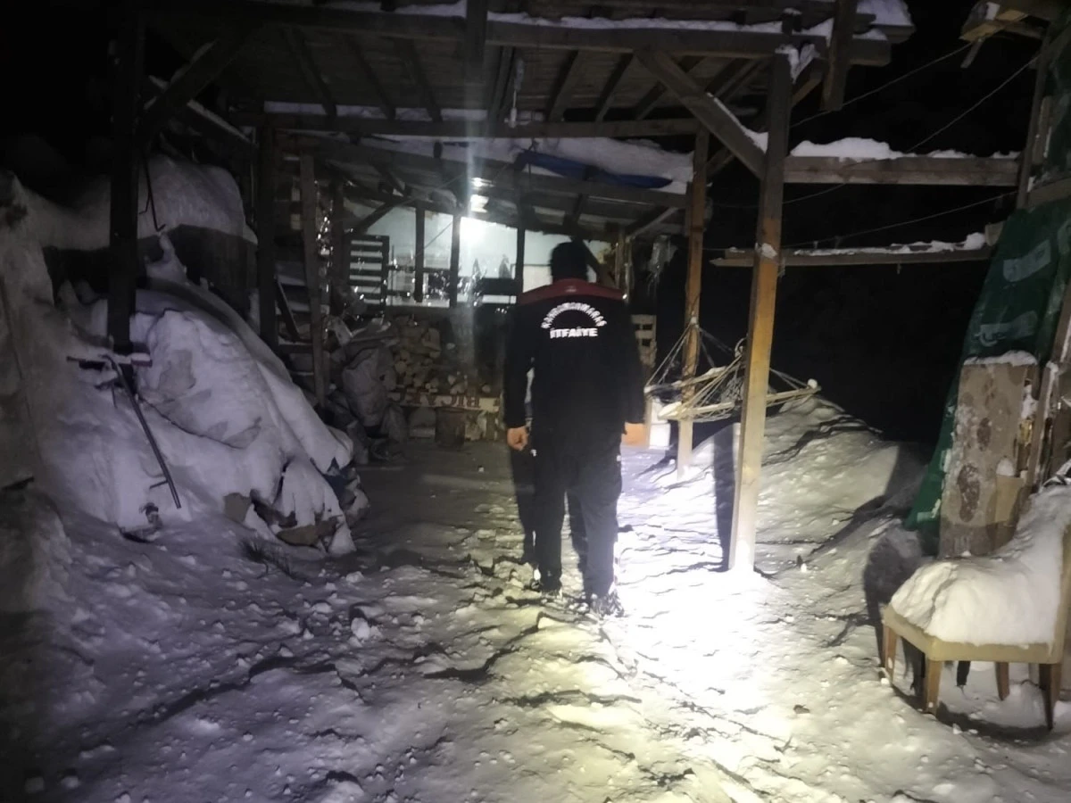 KAR VE TİPİYE RAĞMEN İNSANLIK DERSİ: MAHSUR KALAN HASTA VATANDAŞ SIRTA TAŞINARAK KURTARILDI