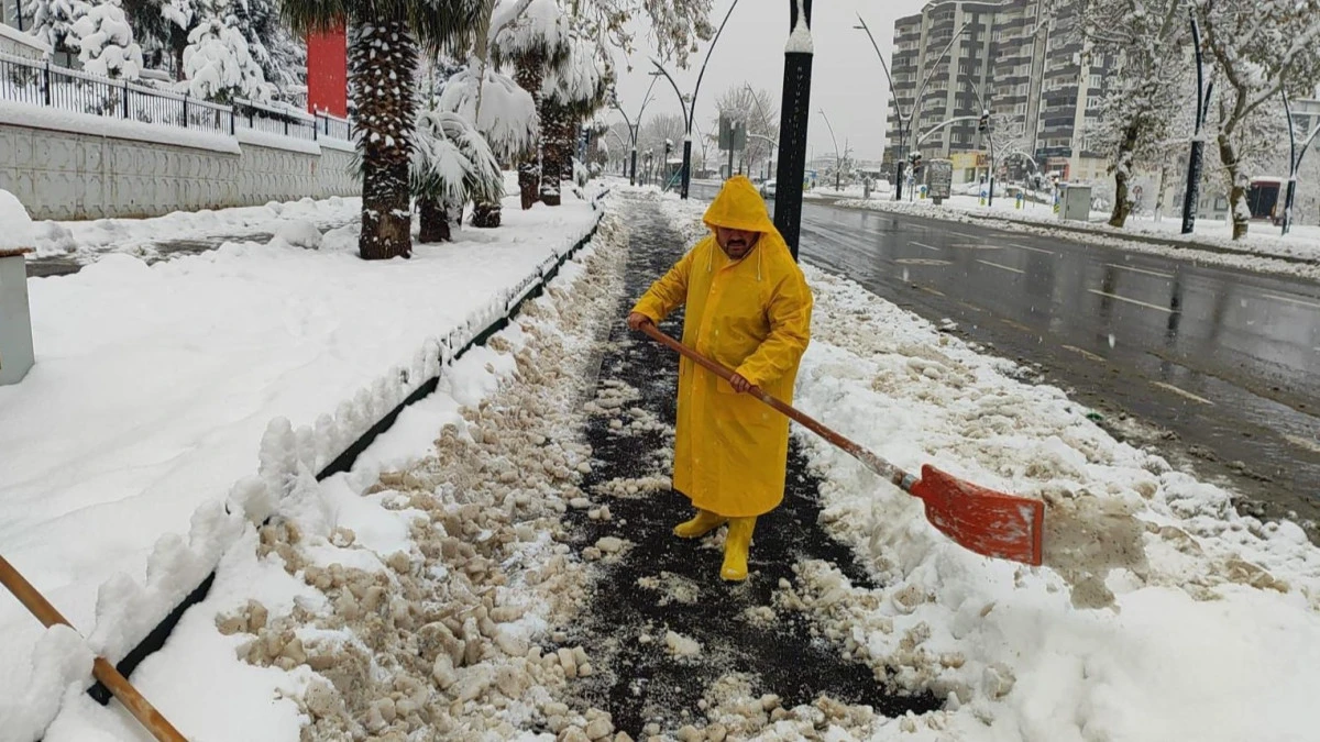 Kar Yağışı Sonrası Y&uuml;r&uuml;y&uuml;ş Yollarında G&uuml;venlik İ&ccedil;in B&uuml;y&uuml;kşehir Sahada