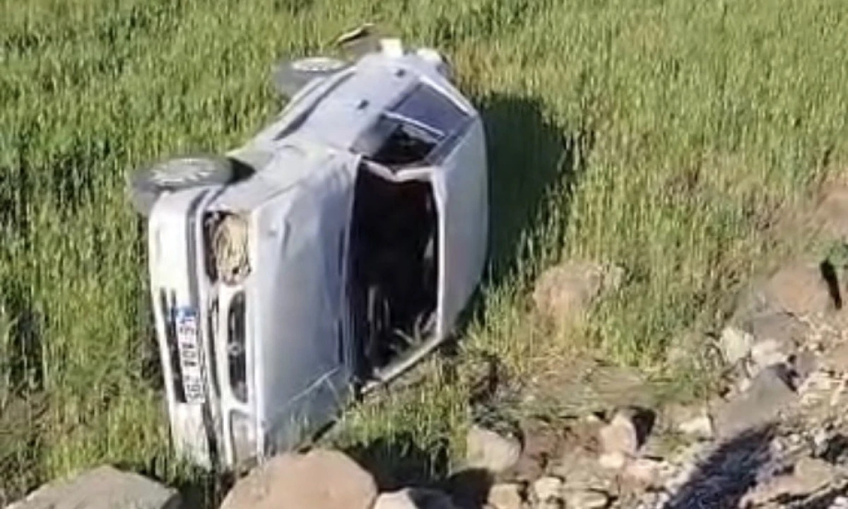 Karacasu TOKİ Yolunda Trafik Kazası: Ara&ccedil; Şarampole U&ccedil;tu