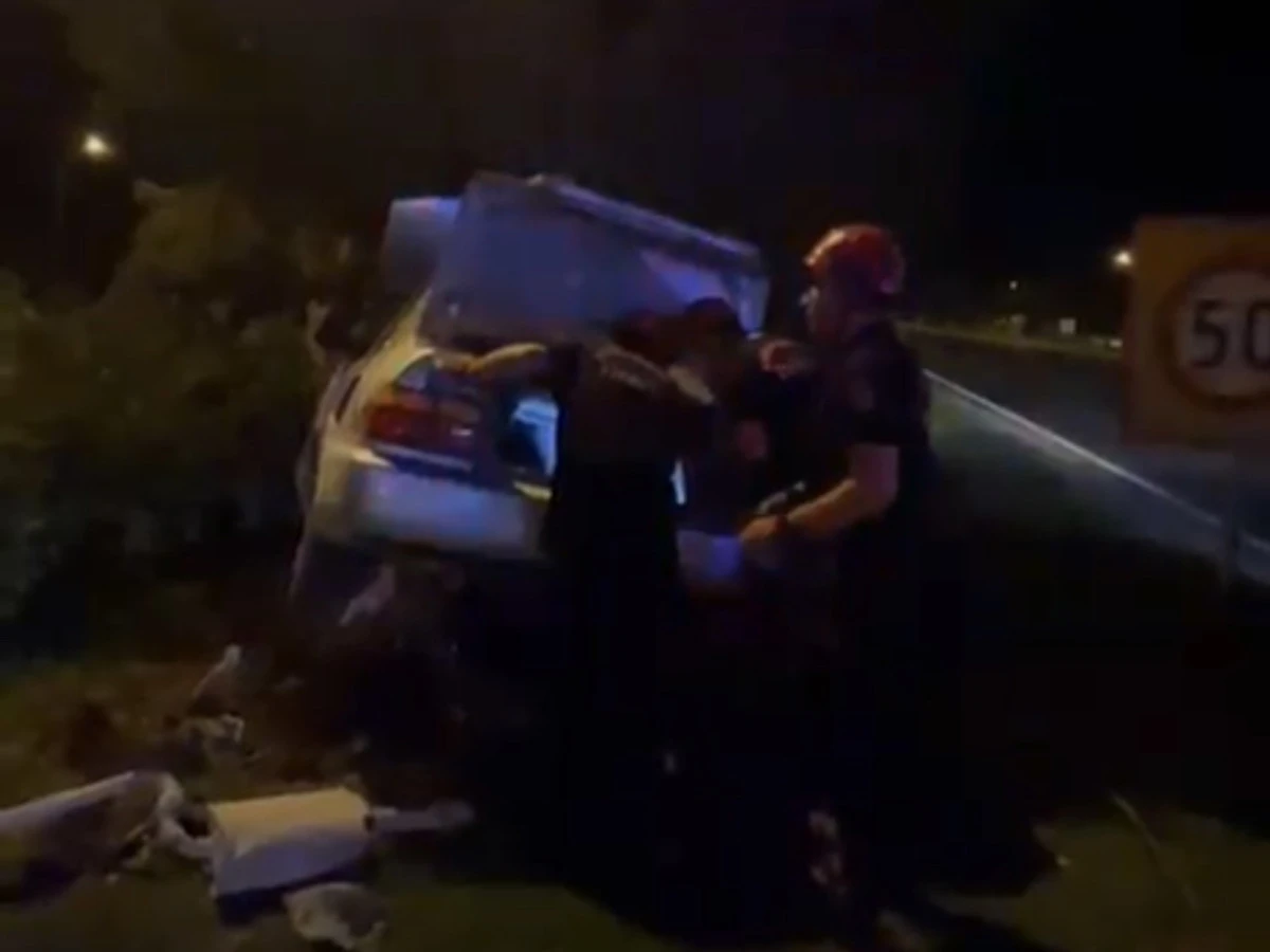 Karaziyaret Mahallesi’nde Kaza: Otomobil Kaldırıma Çıktı, 2 Yaralı