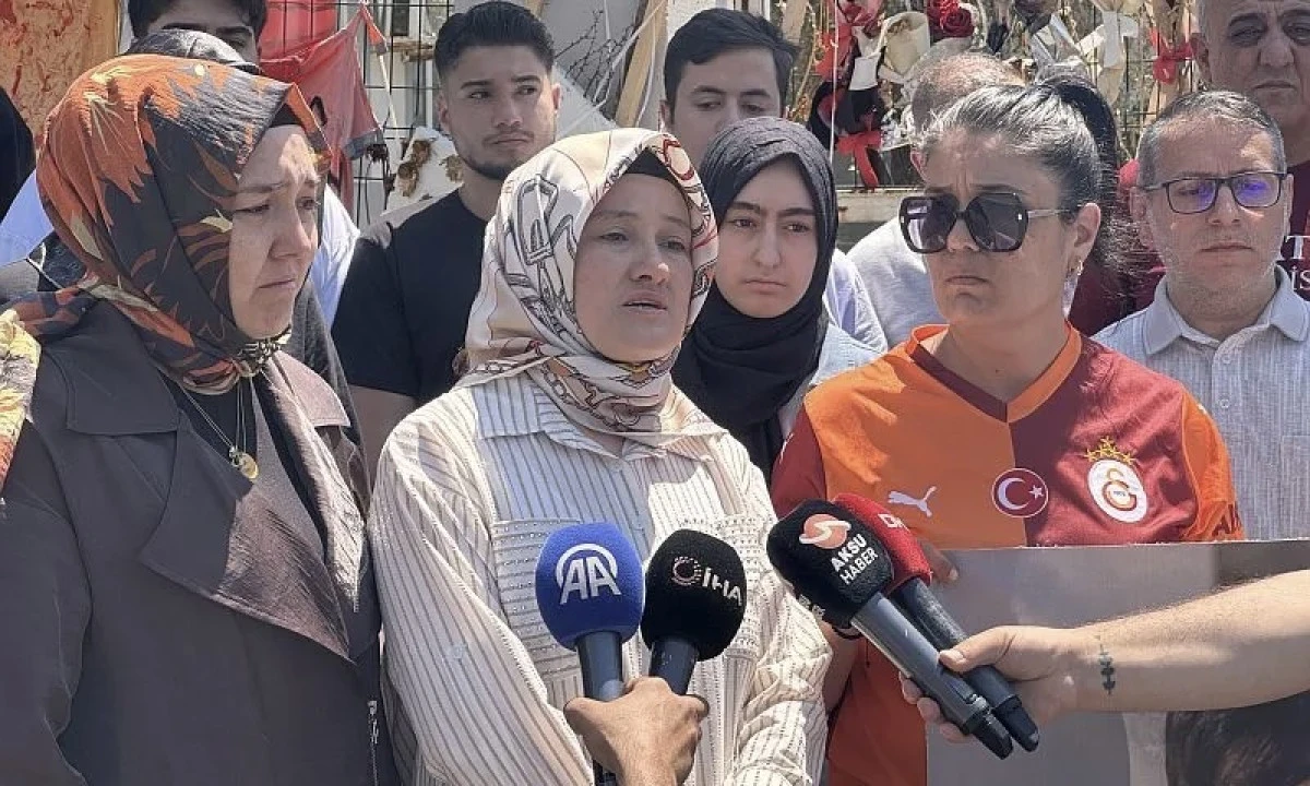 Karne &Ouml;ncesi Acı Buluşma: Okul Saldırısında Hayatını Kaybedenlerin Ailelerinden Adalet &Ccedil;ağrısı