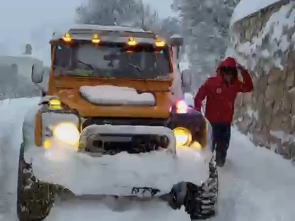 Karoff Zorlu Kış Şartlarında Yine Sahada: Ara&ccedil; Kurtardılar, A&ccedil; Hayvanları Unutmadılar
