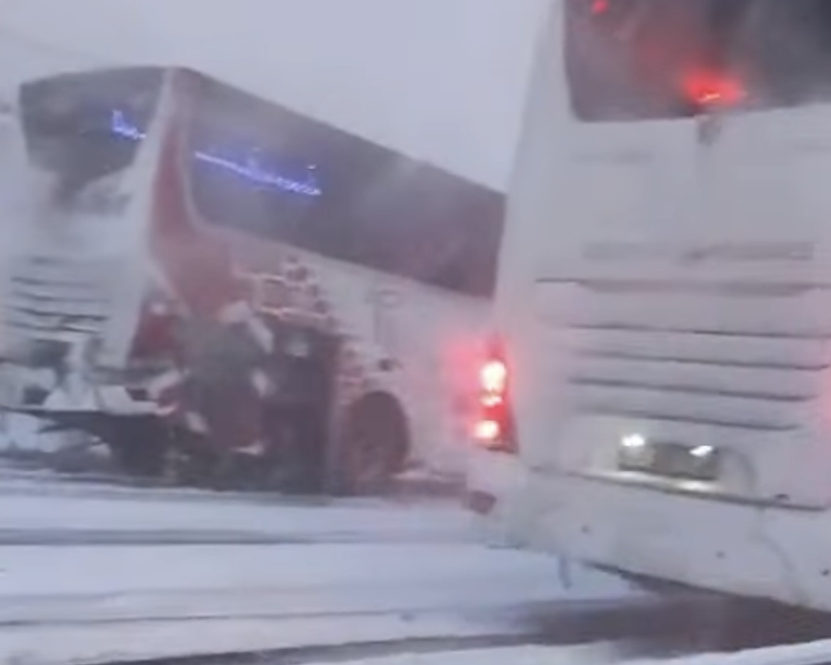 Kars'ta iki otobüsün karıştığı zincirleme trafik kazasında 2 kişi öldü, 8 kişi yaralandı