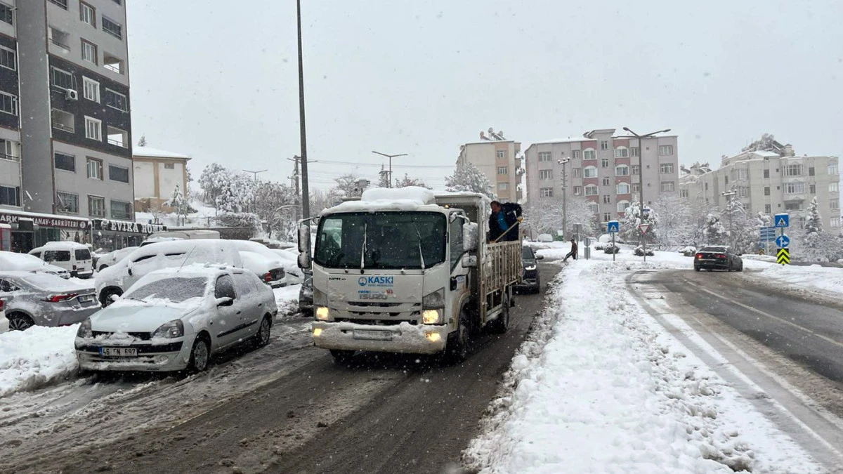 KASKİ&rsquo;den 53 Ara&ccedil;la Karla M&uuml;cadeleye Destek