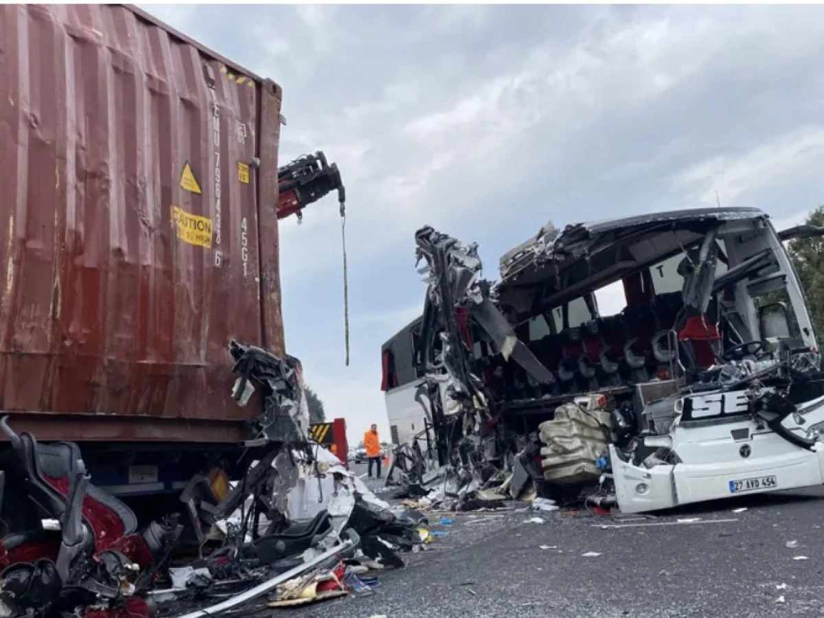 Katliam Gibi Kaza Ölenlerin İsimleri: Osmaniye'de yolcu otobüsü TIR'a çarptı: 7 ölü