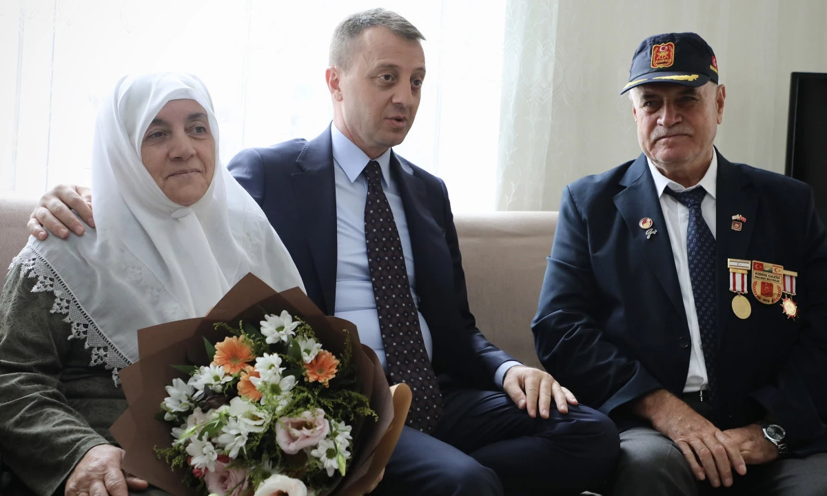 Kaymakam Aytem&uuml;r&rsquo;den G&ouml;n&uuml;llere Dokunan Ziyaret: B&uuml;y&uuml;klerin Kapısını &Ccedil;aldı, Taleplerini Dinledi