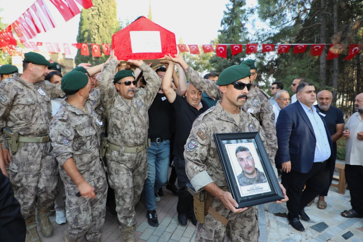 Kaymakam Hicabi Aytemür, Şehit Polis Mustafa Karapınar’ın Cenazesinde Örnek Davranış Sergiledi
