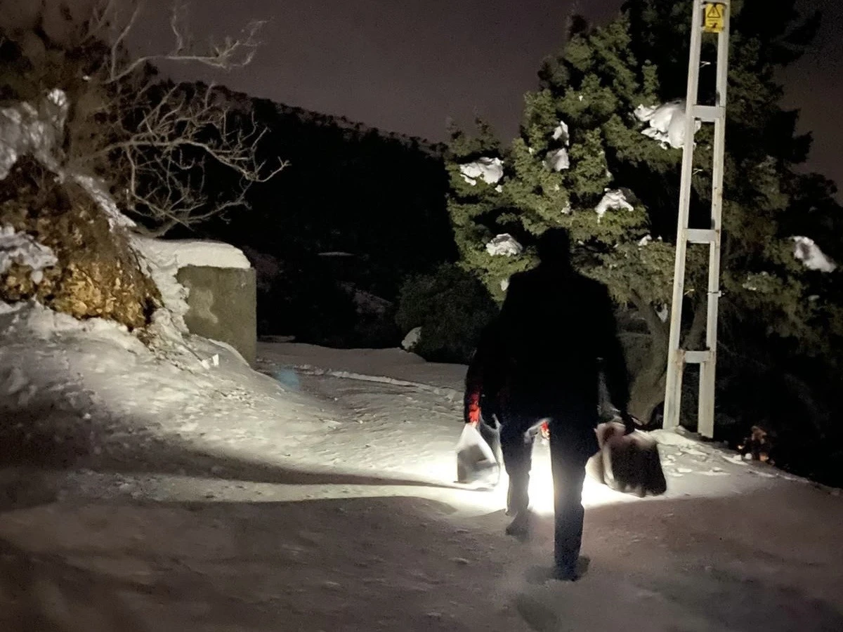 Kazma Bağları&rsquo;nda Kar Engeli Aşıldı: Mahsur Kalan Aileye İtfaiyeden Erzak Desteği