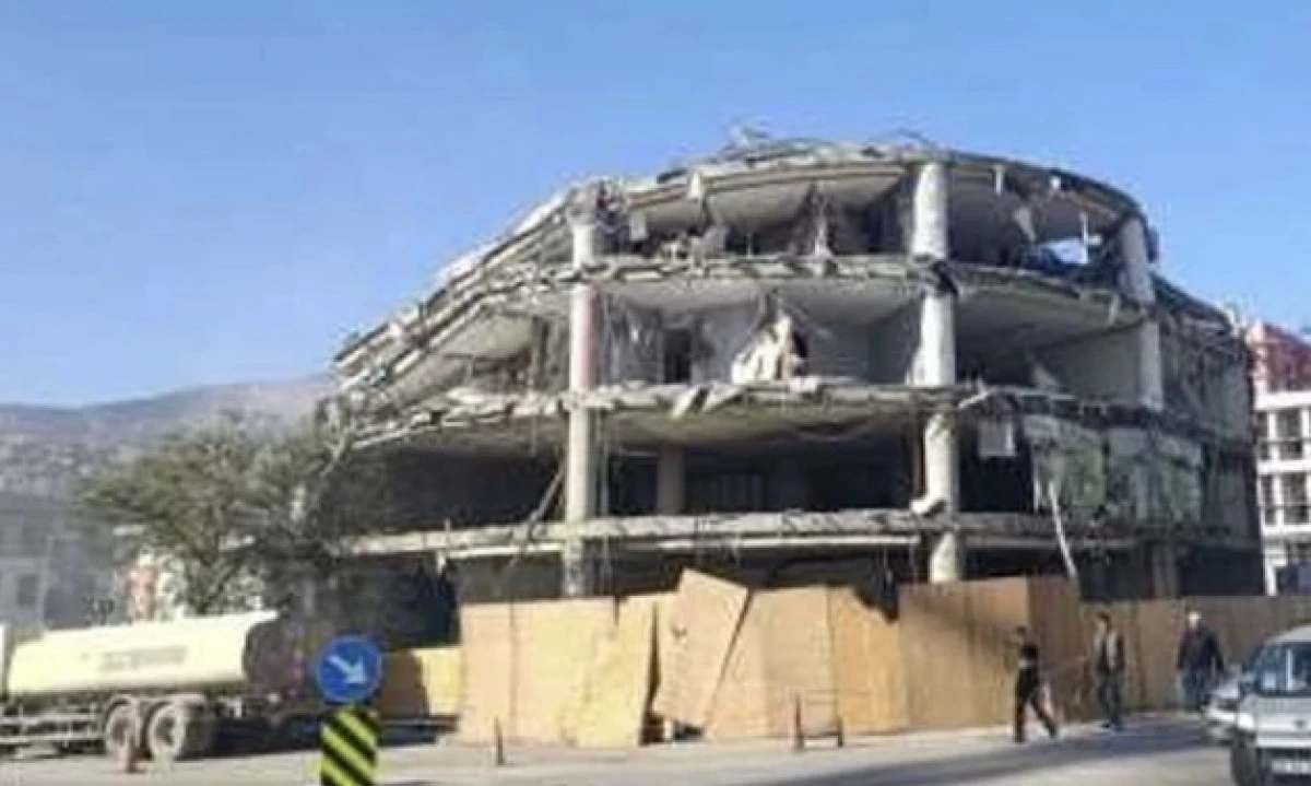 Kent Silueti Rahat Bir Nefes Aldı: Azerbaycan Bulvarı’nda Son Hasarlı Binada Yıkıldı