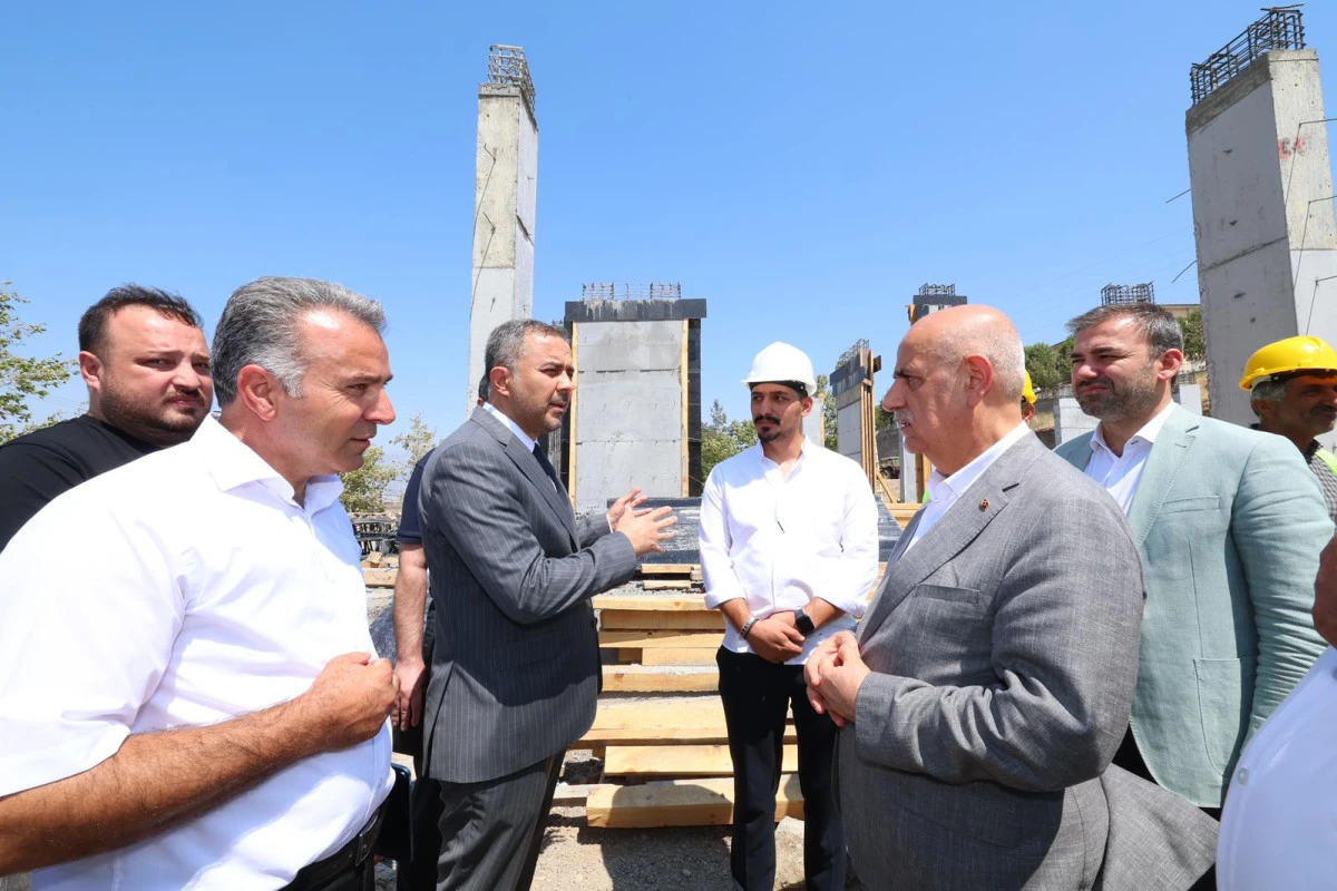 Kirişci ve Toptaş, Kale Gençlik Merkezi inşaatında incelemelerde bulundu