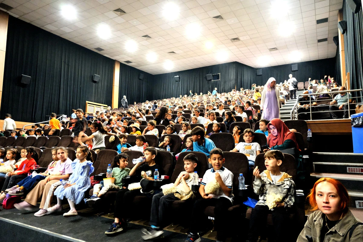 Kırsaldaki Çocuklara Sinema Hediyesi: 1500 Öğrenci İlk Kez Perdeyle Buluştu