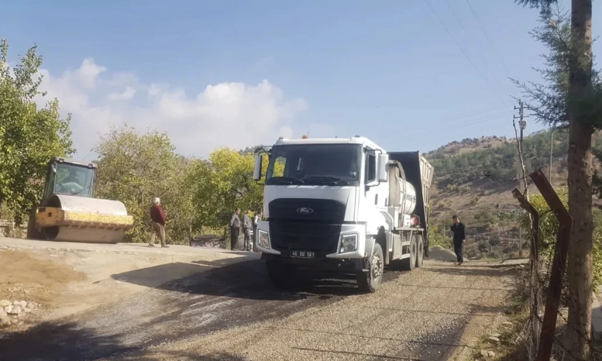 Kırsaldan Merkeze Ulaşım Hamlesi: Dulkadiroğlu Belediyesi Kuzucak’ta Asfalt Çalışmalarını Sürdürüyor