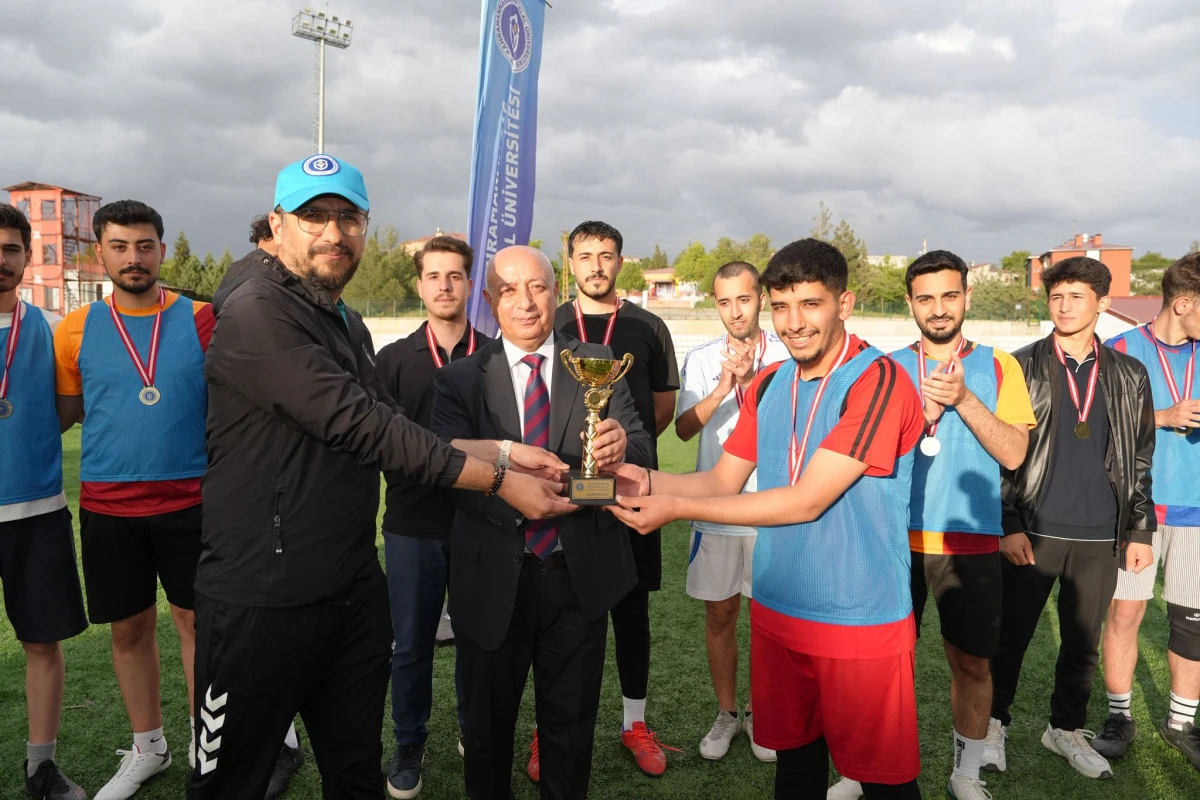 Kİ&Uuml; Futbol Turnuvası&rsquo;nda Şampiyon: Hemşirelik B&ouml;l&uuml;m&uuml; 