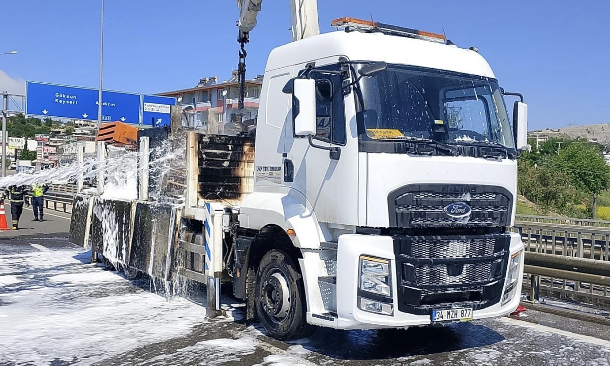 Klavuzlu Köprüsü Üzerinde Yol Bakım Aracında Yangın: İtfaiye Ekipleri Anında Müdahale Etti