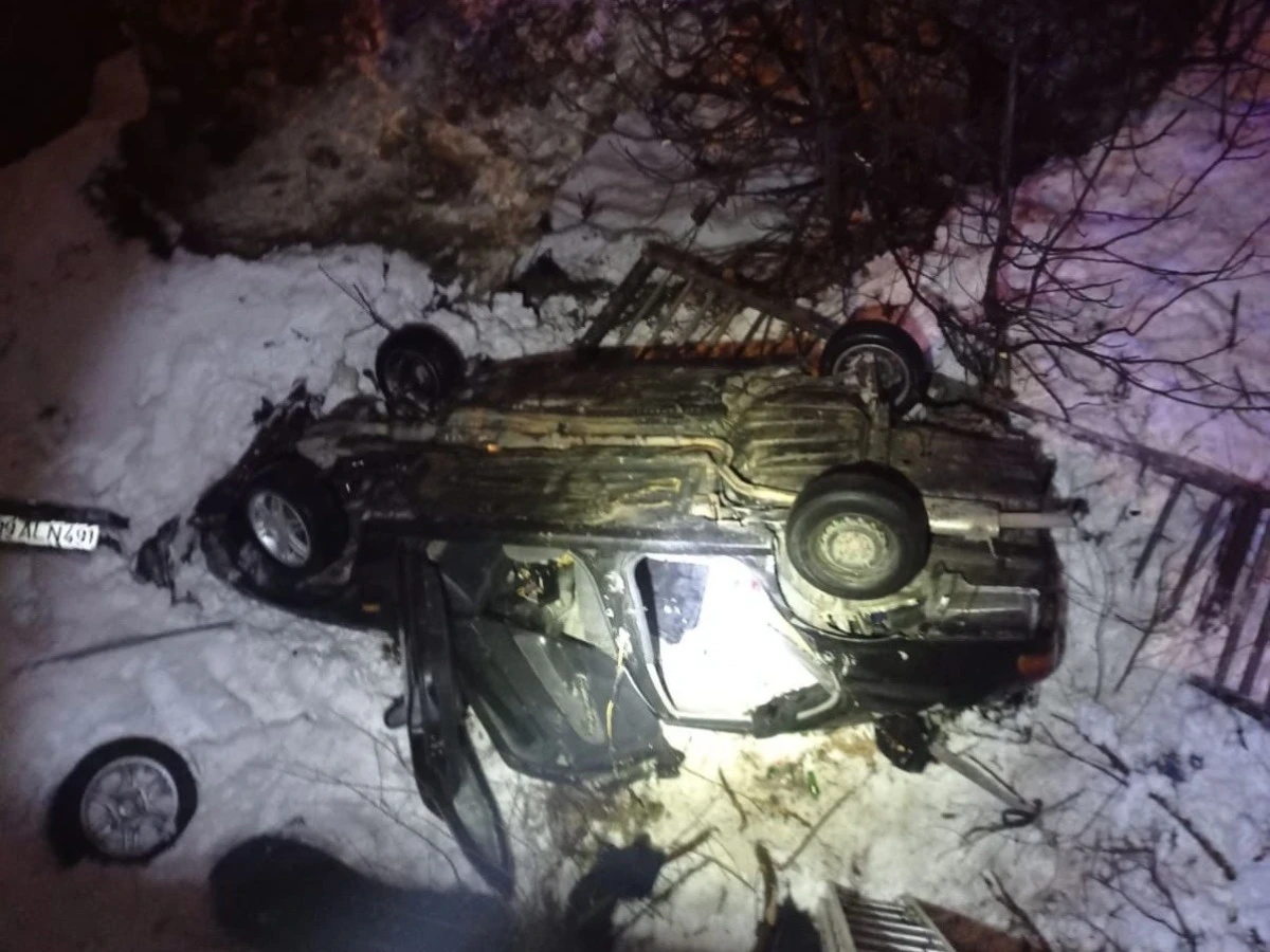 Korkutan Kaza: K&ouml;pr&uuml;den D&uuml;şen Otomobilde 5 Yaralı, 3&rsquo;&uuml; Ağır