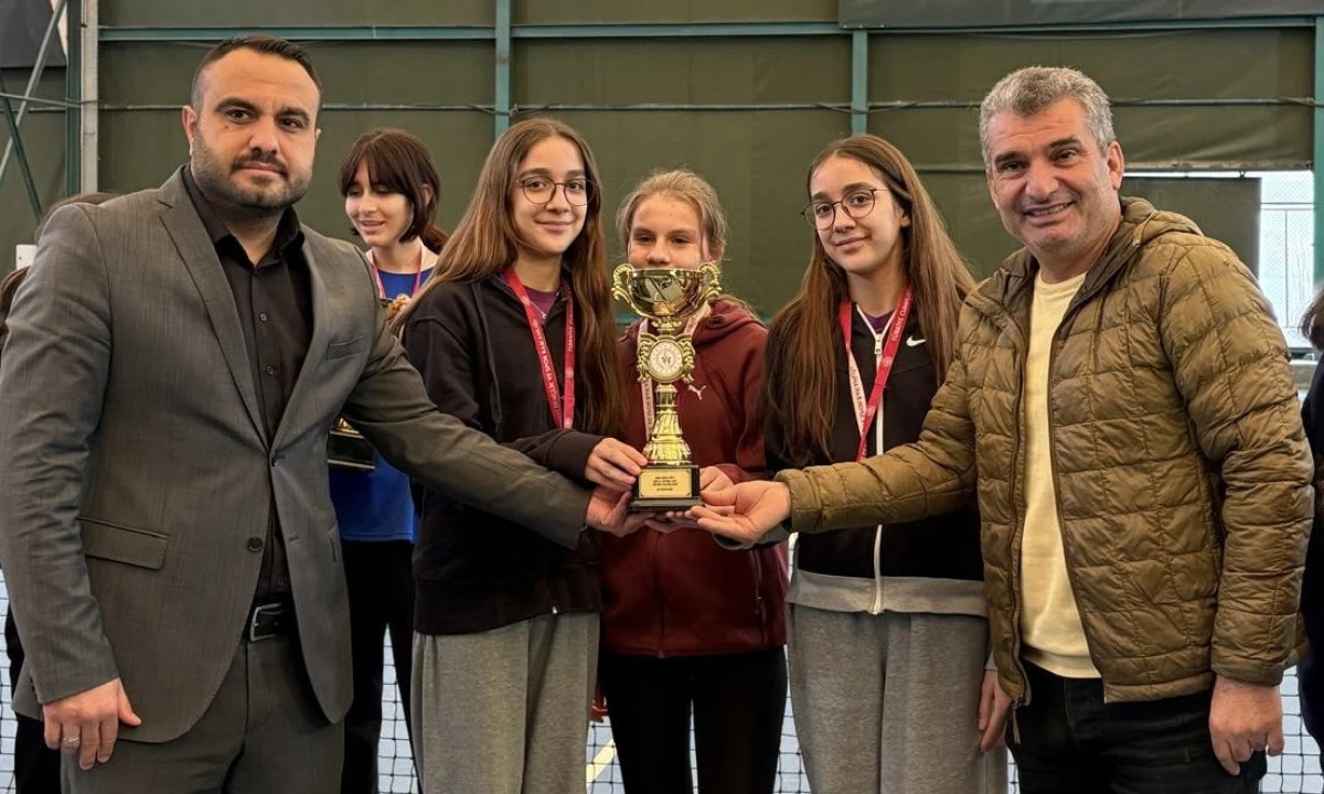Kort Tenisinde B&uuml;y&uuml;k Başarı: &Ouml;mer Faruk Arıkan Ortaokulu İl İkincisi Oldu