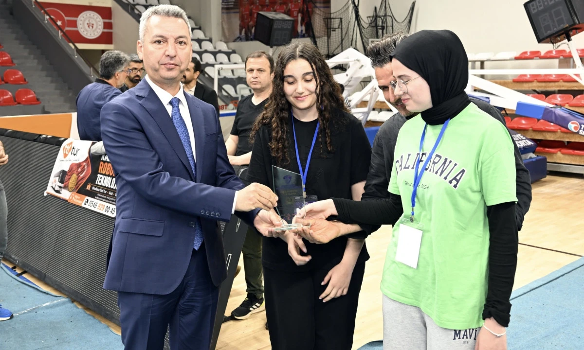 KS&Uuml; Rekt&ouml;r&uuml; Okumuş, Robotik Festivalinde Dereceye Giren &Ouml;ğrencilere Plaket Takdim Etti