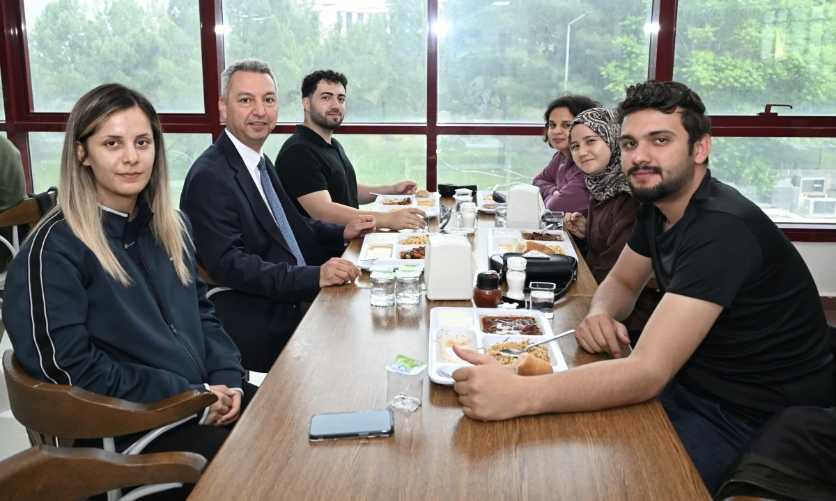 KS&Uuml; Rekt&ouml;r&uuml; Prof. Dr. İbrahim Taner Okumuş &Ouml;ğrencilerle Yemekte Buluştu