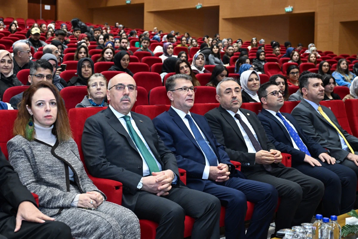 KS&Uuml;&rsquo;de D&uuml;nya T&uuml;rk Dili Ailesi G&uuml;n&uuml; Konferansla Kutlandı