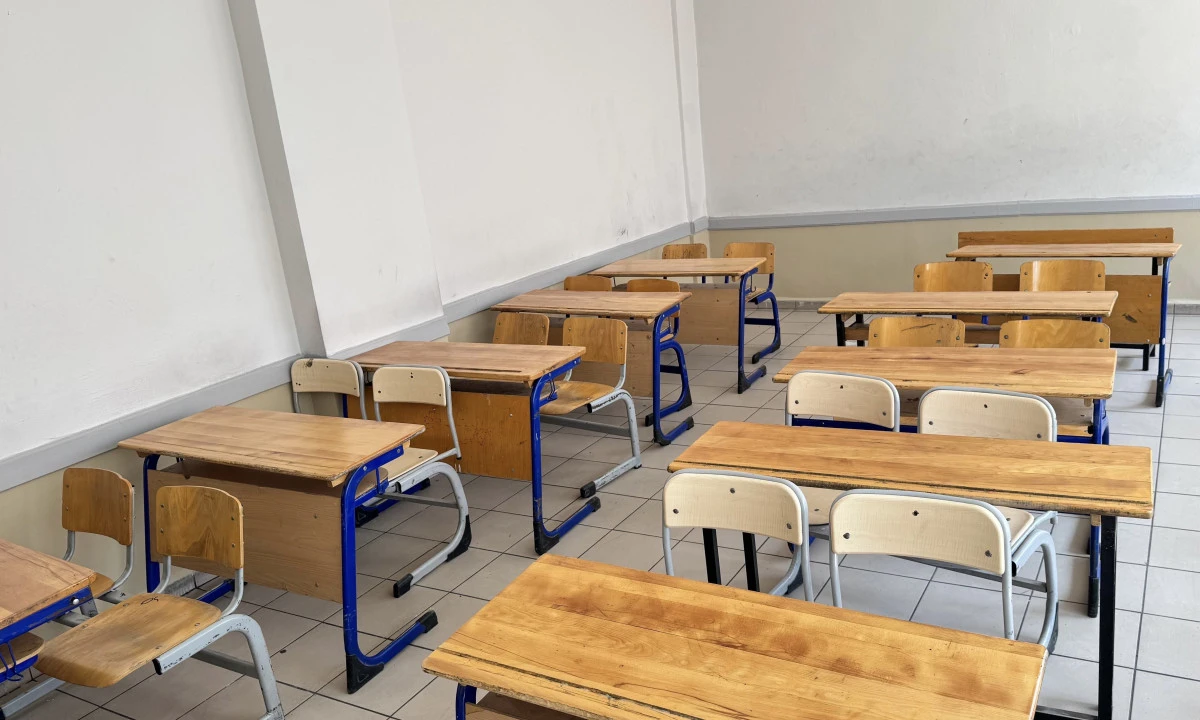 Kullanılamaz H&acirc;ldeki Sıraları Yenilediler: Okul Y&ouml;neticilerinden &Ouml;rnek &Ccedil;alışma