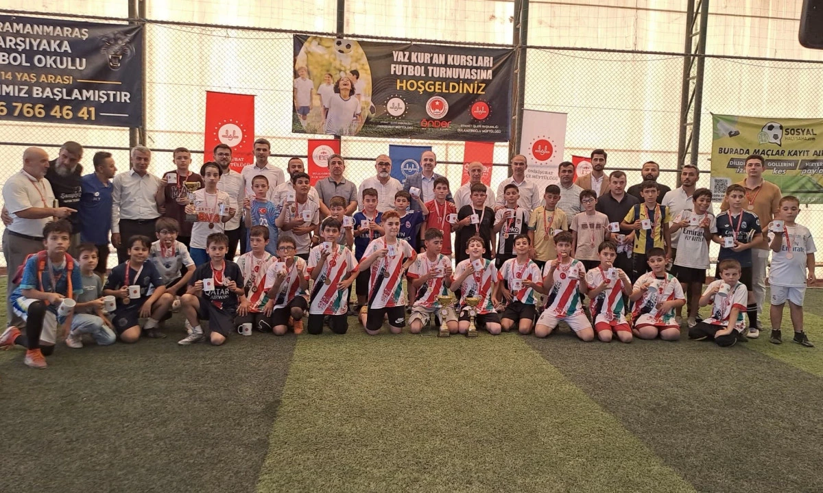 Kur&rsquo;an Kurslarında Futbol Heyecanı: Kupayı Aksu Camii Kaldırdı, Kazanan Kardeşlik Oldu