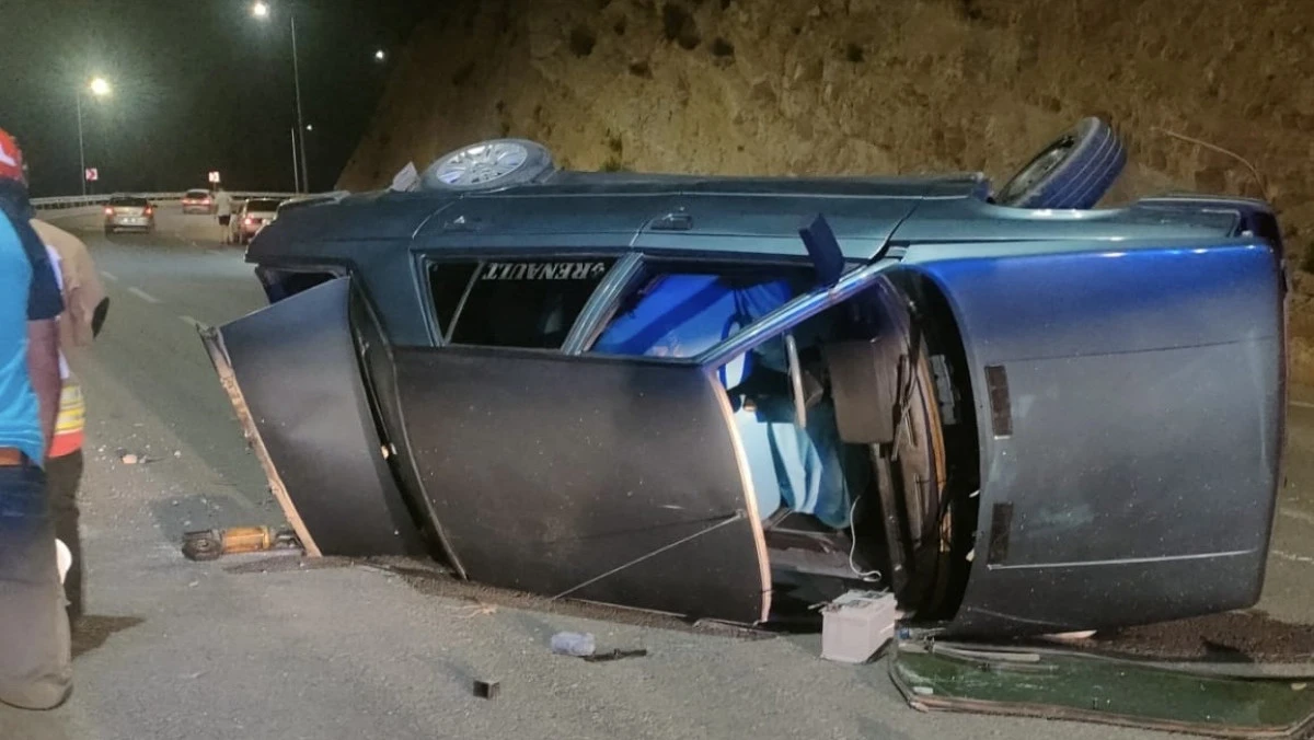 Kuzey &Ccedil;evre Yolu&rsquo;nda Otomobil Yan Yattı: S&uuml;r&uuml;c&uuml; Yaralandı