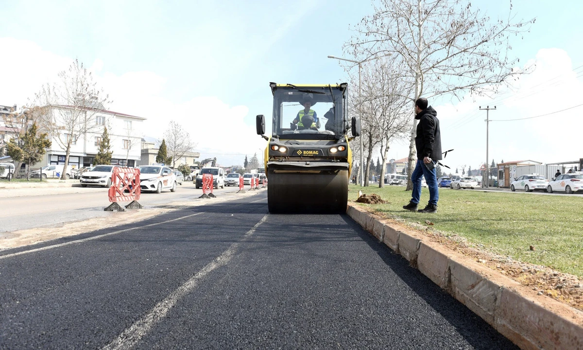 Mahalle Mahalle Onarım: Yollar Sıcak Asfaltla Yenileniyor