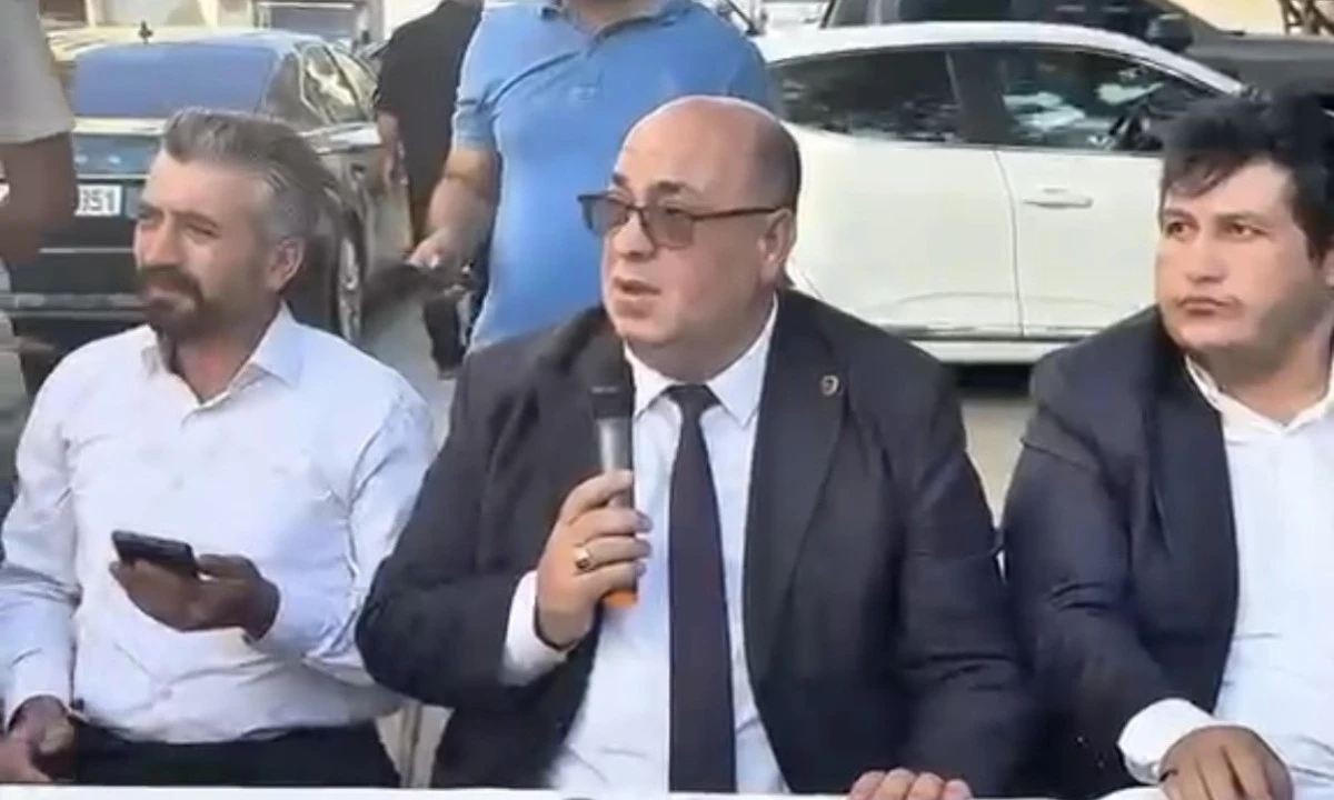 Mahallelinin &Ouml;vd&uuml;ğ&uuml; Temizlik G&ouml;revlisine Başkan Akpınar&rsquo;dan 10 Bin TL &Ouml;d&uuml;l