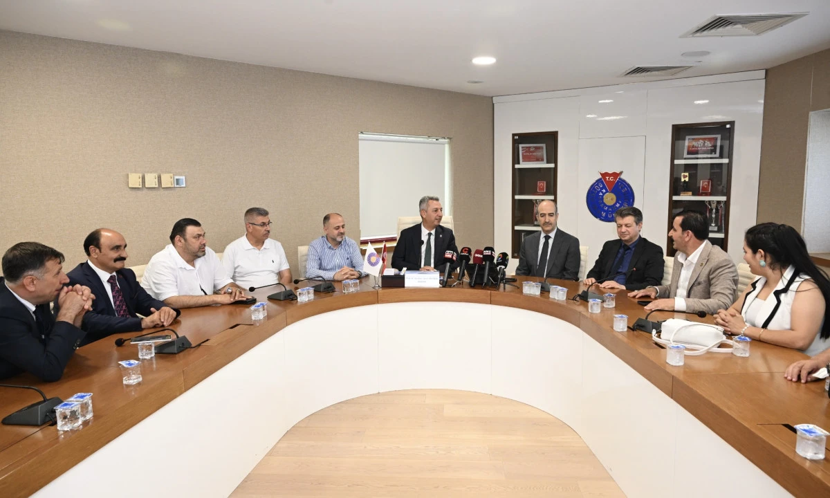 Medya Temsilcileri KS&Uuml;'de Rekt&ouml;r Okumuş İle Bir Araya Geldi