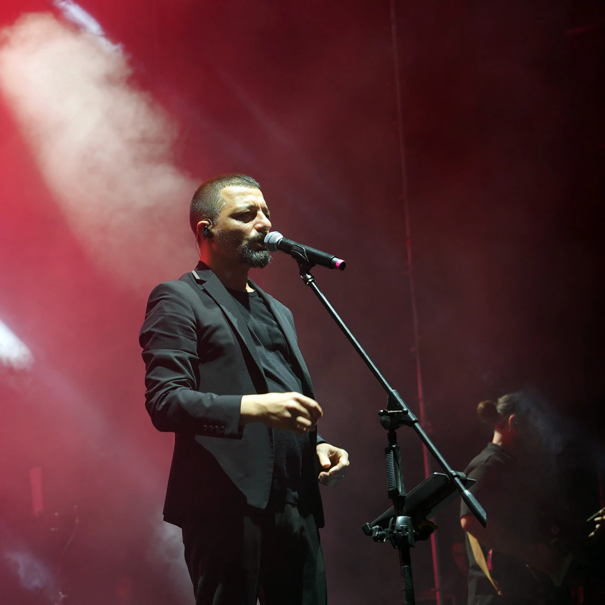 Mehmet Erdem Sahnede Büyüledi: KAFUM’da Duygular Şarkı Oldu