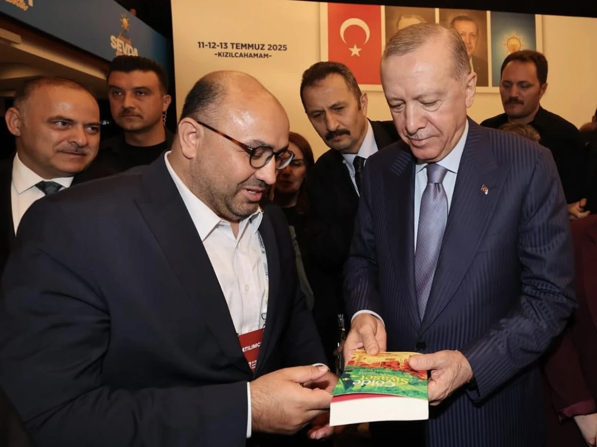 Milletvekili Şahin: “Çölde Siyaset” Kitabı, Cumhurbaşkanı Erdoğan’a Takdim Etti