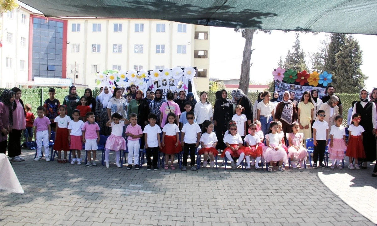 Minik Öğrenciler Yaz Okulu Mezuniyet Töreniyle İlkokula Uğurlandı