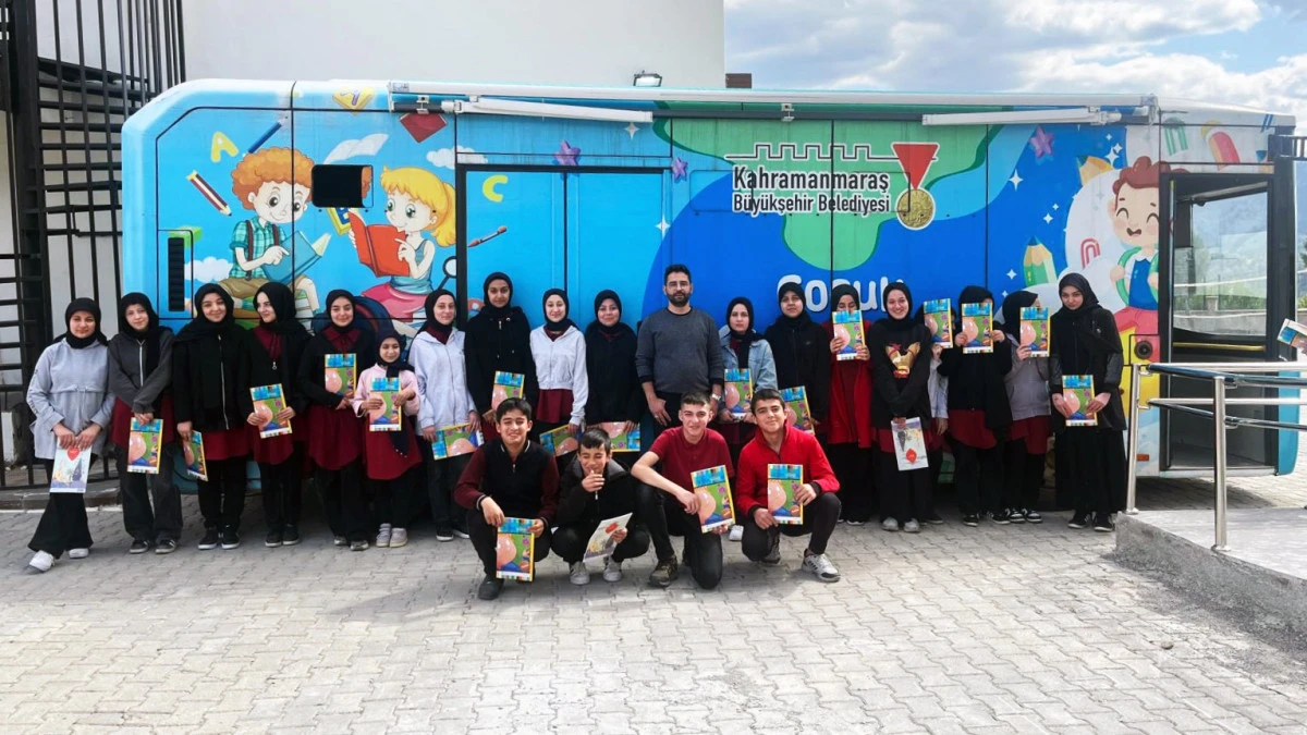 Mobil Çocuk Kütüphanesi, Minik Kalplere Kitap Sevgisi Aşılamaya Devam Ediyor