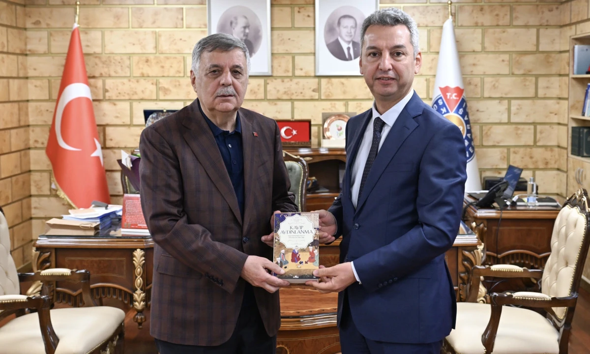 Nevzat Pakdil ve İl Protokol&uuml; KS&Uuml; Rekt&ouml;r&uuml; Prof. Dr. İbrahim Taner Okumuş&rsquo;u Ziyaret Etti