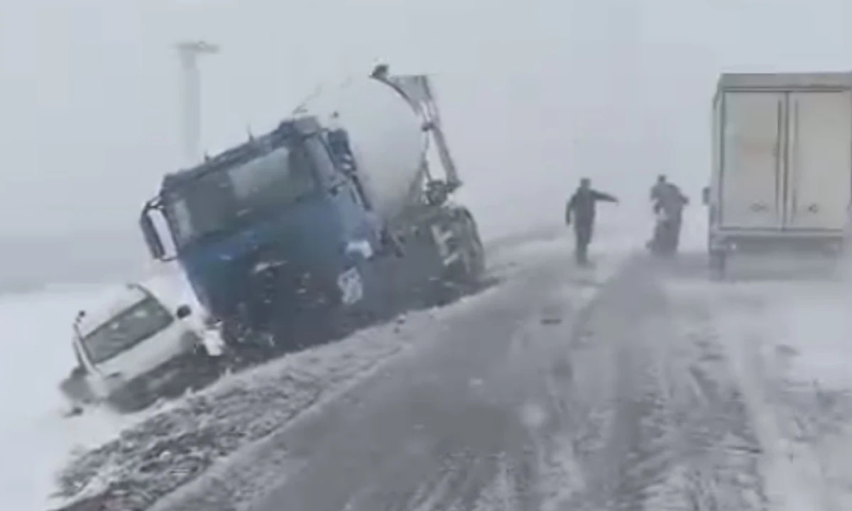 Nurhak&rsquo;ta Zincirleme Kaza: Yoğun Tipi Nedeniyle 2 Ara&ccedil; Şarampole U&ccedil;tu