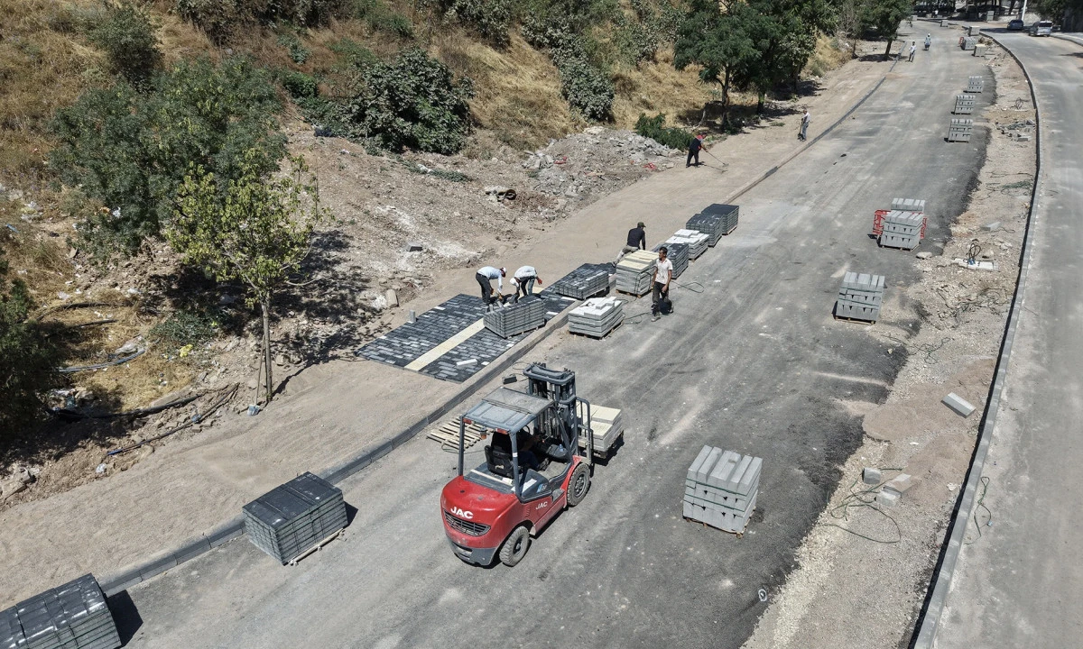 Nursultan Nazarbayev Bulvarı&rsquo;nda D&ouml;n&uuml;ş&uuml;m Y&uuml;r&uuml;y&uuml;ş Yolu İmalatıyla S&uuml;r&uuml;yor