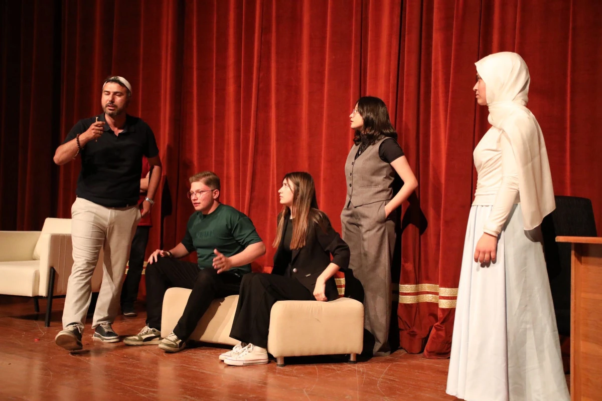 Öğrencilerden “Altı Üstü Bilinç” Performansı: Profesyonellere Taş Çıkardılar
