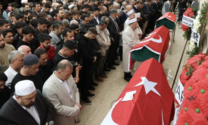 Okul saldırısında hayatını kaybedenler son yolculuklarına uğurlandı