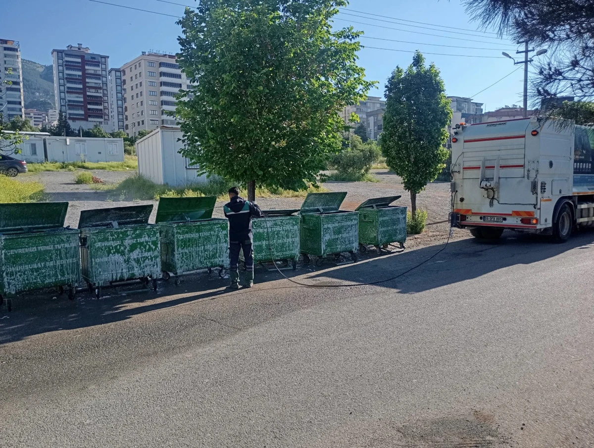 Onikişubat Belediyesi, 288 personel ve 65 ara&ccedil;tan oluşan g&uuml;&ccedil;l&uuml; ekiple sahada