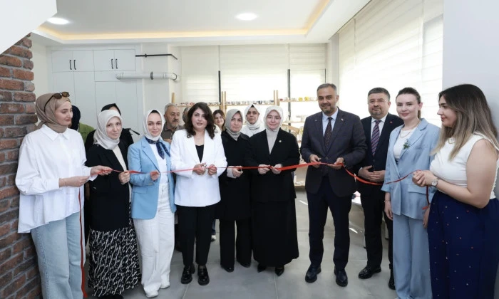Onikişubat Belediyesi Kadın Emeği Seramik At&ouml;lyesi&rsquo;nin eserleri g&ouml;r&uuml;c&uuml;ye &ccedil;ıktı