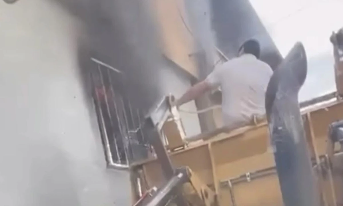 Onikişubat Belediyesi personelinden ev yangınına &ouml;rnek m&uuml;dahale