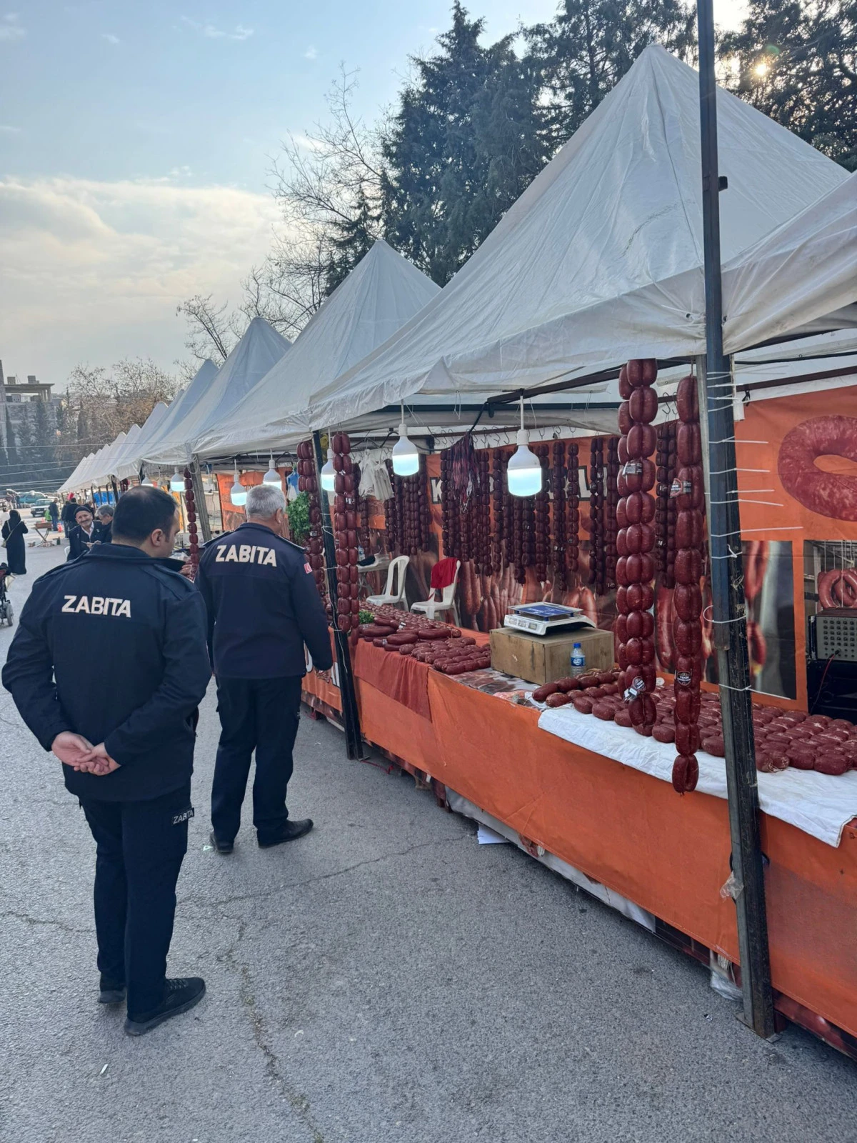 Onikişubat Belediyesi Zabıtası, tarihi ge&ccedil;miş 850 kilogram sucuk ele ge&ccedil;irdi