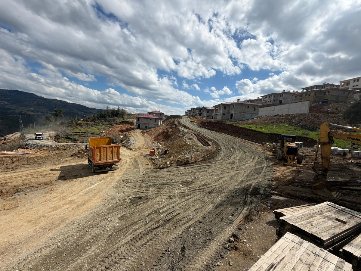 Onikişubat Belediyesi&rsquo;nden 11 kırsal mahallede ulaşım yatırımı seferberliği 