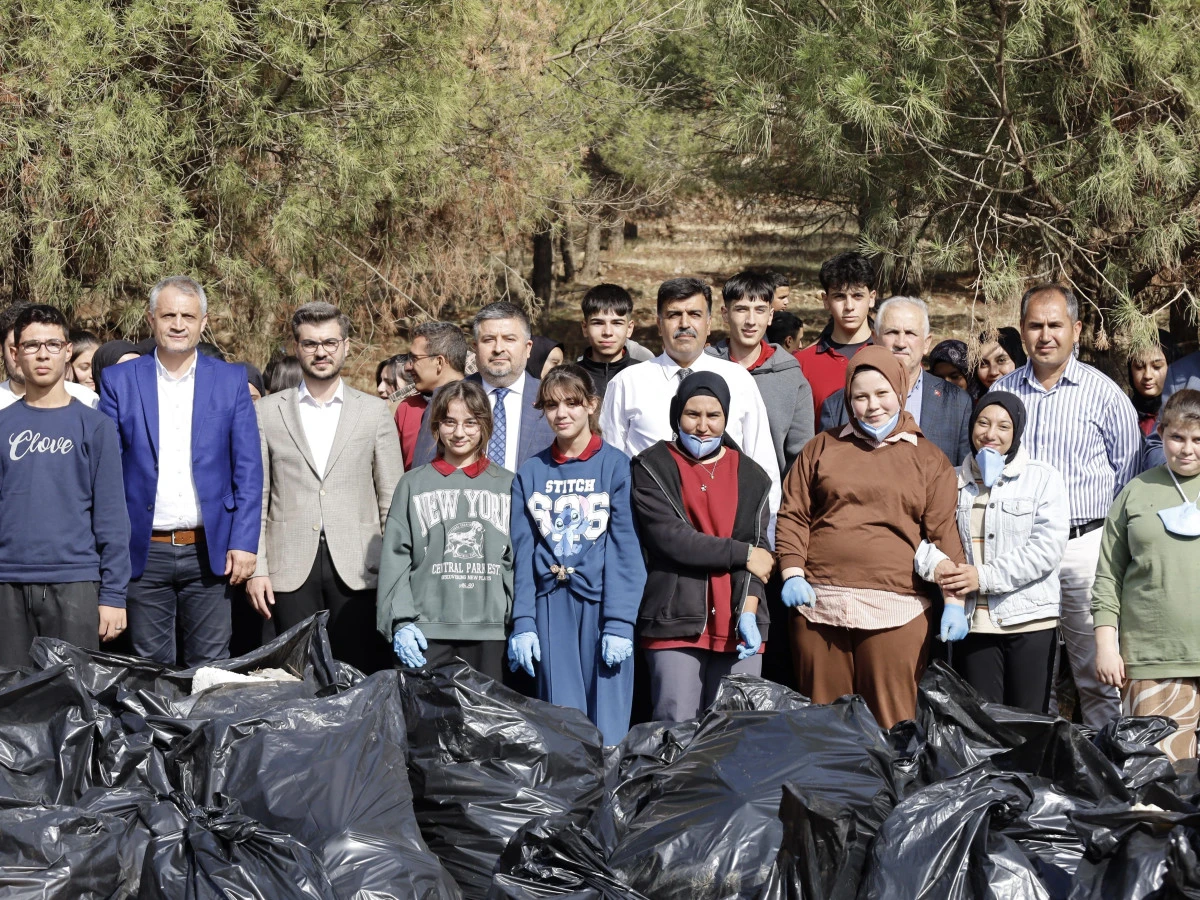 Onikişubat Belediyesi’nden 300 öğrenciyle orman temizliği
