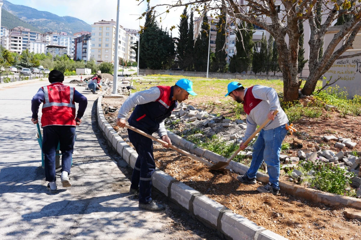 Onikişubat Belediyesi&rsquo;nden 9 farklı mahallede eş zamanlı kaldırım ve yol &ccedil;alışması