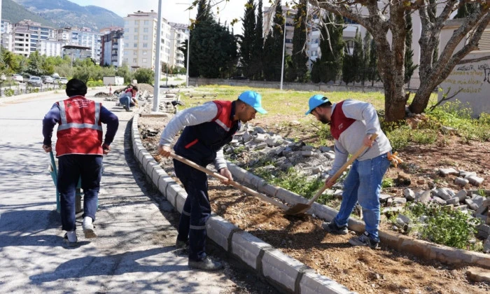 Onikişubat Belediyesi&rsquo;nden 9 farklı mahallede eş zamanlı kaldırım ve yol &ccedil;alışması